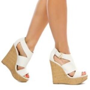HP! 🎉 Izabella Rue White Wedges Size 7.5